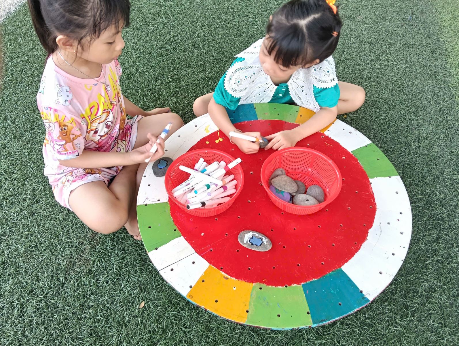 Bé tạo hình từ các viên đá