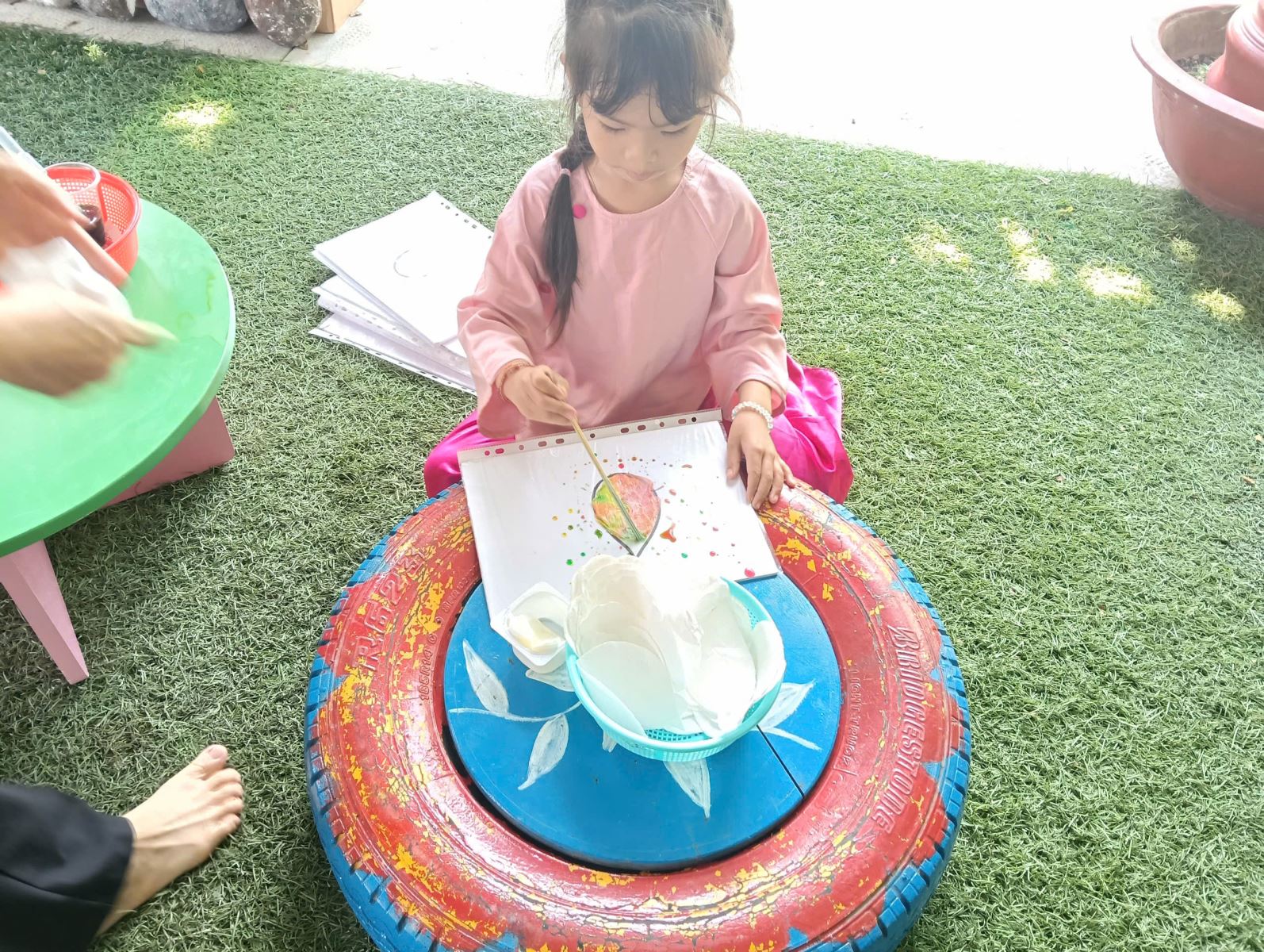 bé thí nghiệm tạo màu sác đám mây