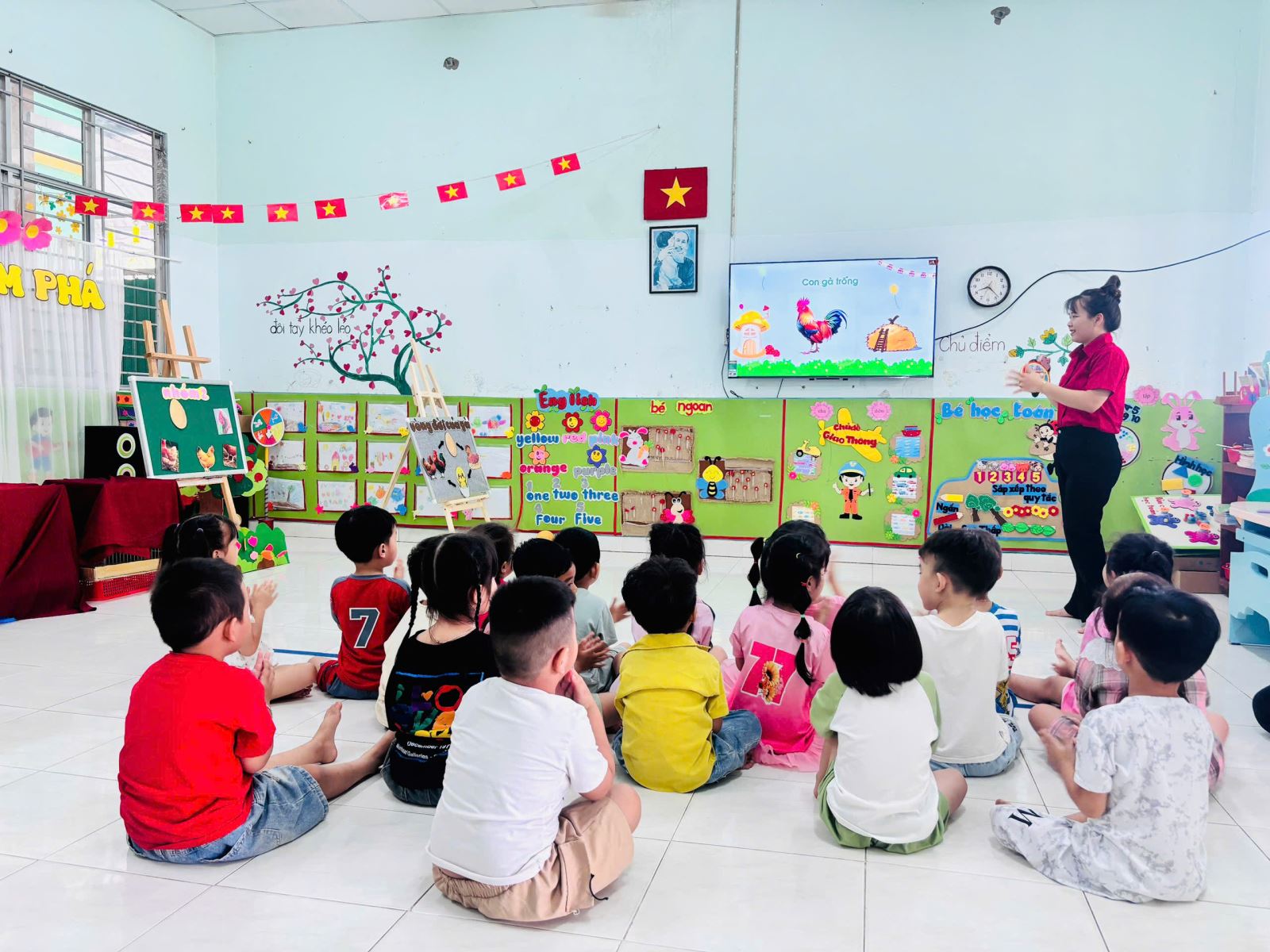 HOẠT ĐỘNG HỌC: PTNT " TÌM HIỂU VỀ CON GÀ TRỐNG VÀ CON GÀ MÁI"