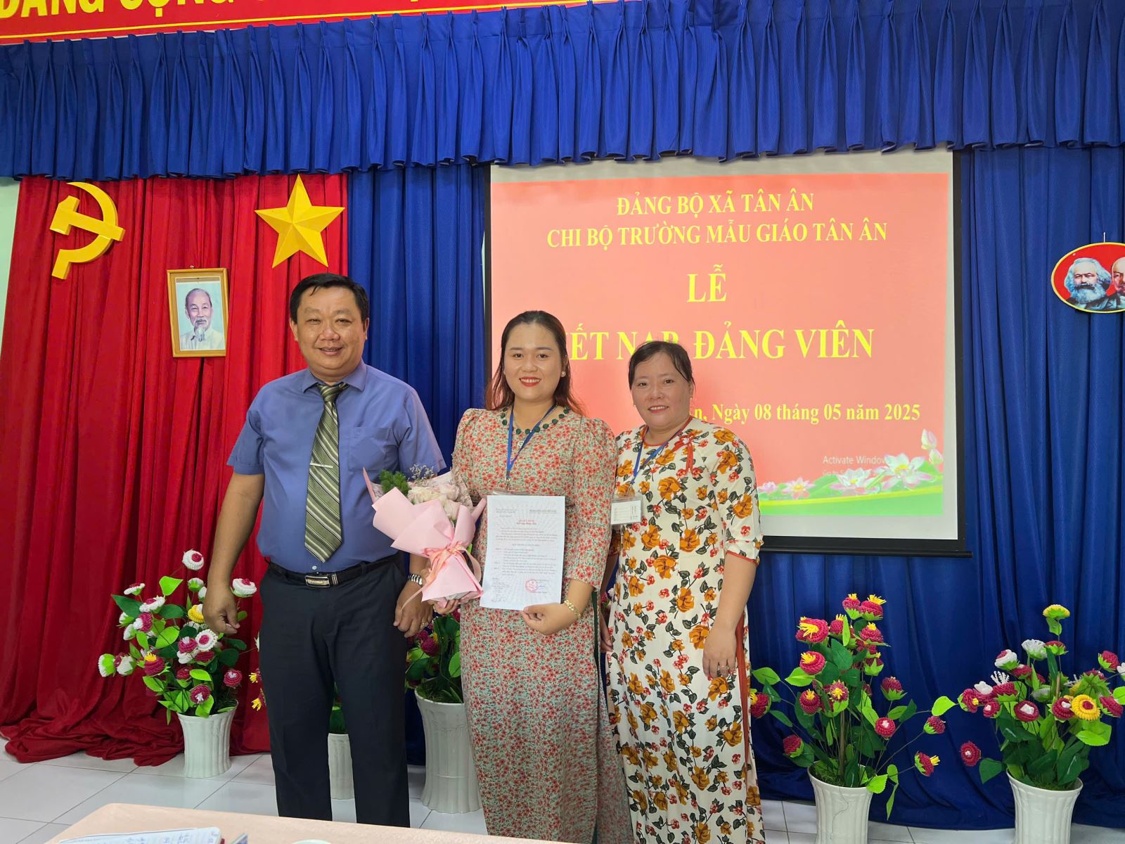 LỄ KẾT NẠP ĐẢNG VIÊN MỚI NĂM 2025