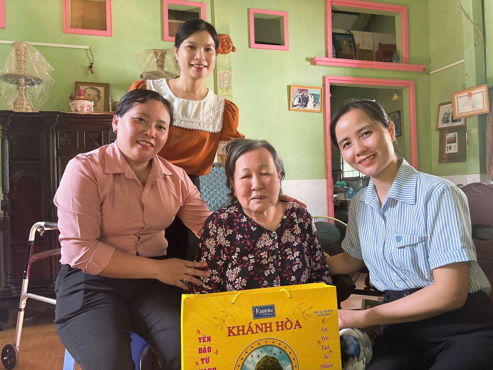 THĂM VÀ TẶNG QUÀ CHO GIÁO VIÊN VỀ HƯU